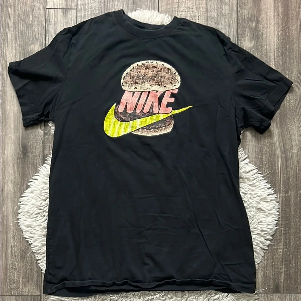 Nike Black Short Sleeve Graphic Tee - Picture 1 of 3